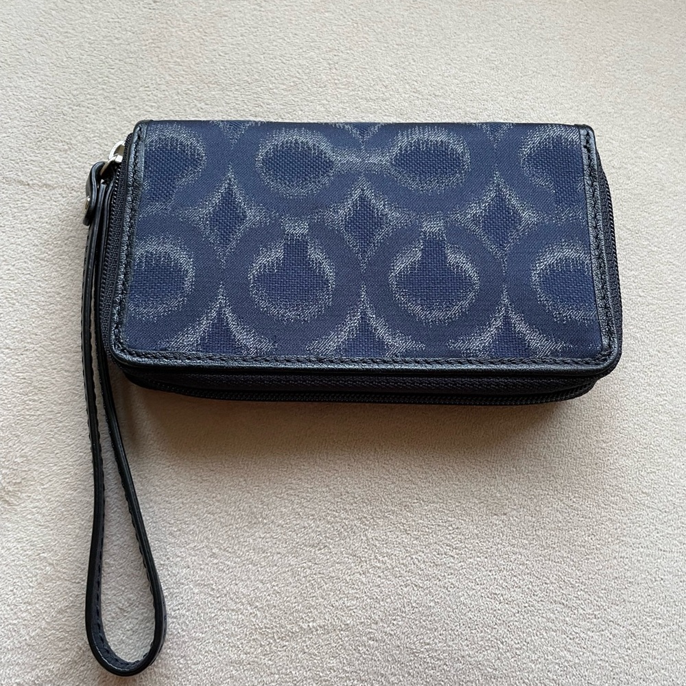 Coach wristlet wallet- NWOT- Beautiful! - Picture 4 of 7